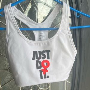 NWOT NIKE SPORTS BRA